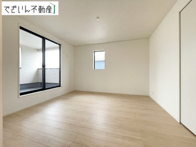 【洋室】 | CRADLE GARDEN上里町黛 第1　新築住宅 | ≪7号棟≫夫婦の寝室としても使える落ち着いた居室。育児の合間にほっと一息つける、静かな時間を守ってくれます。
現地(2026年9月撮影)