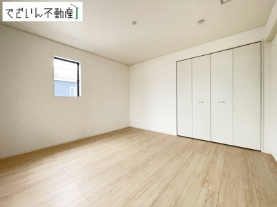 【洋室】 | CRADLE GARDEN上里町黛 第1　新築住宅 | ≪7号棟≫各部屋に収納が充実しているから、片付けがラク。季節用品もすっきり収まり、生活感を隠せます。
現地(2026年9月撮影)