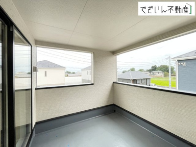 【バルコニー】 | CRADLE GARDEN上里町黛 第1　新築住宅 | ≪7号棟≫植物を育てたり、椅子を置いて読書したり。暮らしにちょっとした豊かさを添える空間です。
現地(2026年9月撮影)