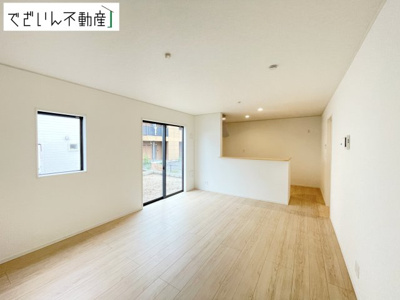 【居間・リビング】 | CRADLE GARDEN上里町黛 第1　新築住宅 | ≪7号棟≫細部まで丁寧に仕上げられた内装が、日々の生活を豊かに彩ります。家族の思い出が増えていく場所に。
現地(2026年9月撮影)