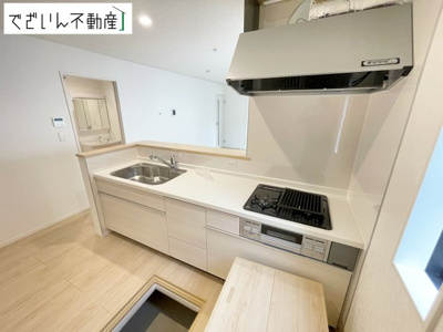 【キッチン】 | CRADLE GARDEN上里町黛 第1　新築住宅 | ≪7号棟≫共働きでも無理なく使える効率的なレイアウト。夕食の準備も、家族の会話を楽しみながら進められる、心地よいキッチンです。
現地(2026年9月撮影)
