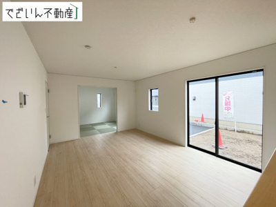 【居間・リビング】 | CRADLE GARDEN上里町黛 第1　新築住宅 | ≪7号棟≫南からたっぷり差し込む陽光が、家族の団らんをあたたかく照らす。広々としたLDKは、子どもが走り回っても余裕のある安心空間です。
現地(2026年9月撮影)