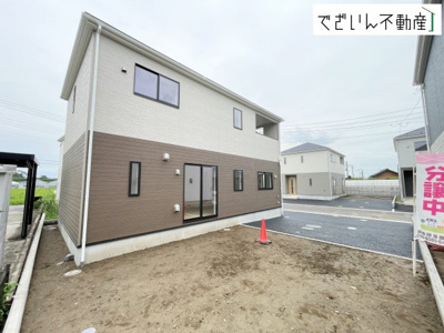 【外観】 | CRADLE GARDEN上里町黛 第1　新築住宅 | ≪7号棟≫街並みに馴染む、シンプルで洗練された佇まい。暮らしにちょっとした遊び心を添えてくれるお家です。
現地(2026年9月撮影)