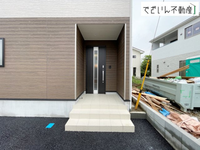 【玄関】 | CRADLE GARDEN上里町黛 第1　新築住宅 | ≪7号棟≫清潔感溢れる玄関がお出迎えする本邸宅の物語は、ここから始まる日常を期待させます。この場所には「希望」と「優越」で包み込んでくれる「特別」な空間があります。
現地(2026年9月撮影)