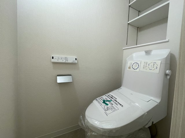 え？えっ？いきなりヨーロピアンな外観が出てくるアンバランス！ガチ住宅街なのに、ココだけ異国情緒ある治外法権！パスポートなしでお部屋にイン！な、【サンクタス横濱三ツ沢公園】リフォームのトイレ|トイレです