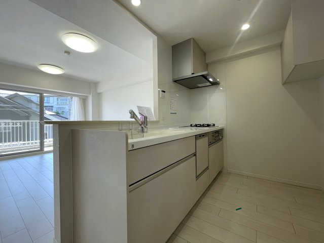 え？えっ？いきなりヨーロピアンな外観が出てくるアンバランス！ガチ住宅街なのに、ココだけ異国情緒ある治外法権！パスポートなしでお部屋にイン！な、【サンクタス横濱三ツ沢公園】リフォームのキッチン|お料理しやすいキッチンです