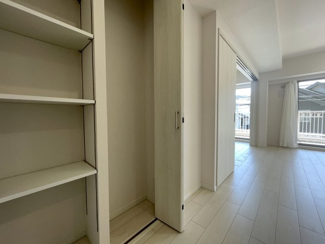 え？えっ？いきなりヨーロピアンな外観が出てくるアンバランス！ガチ住宅街なのに、ココだけ異国情緒ある治外法権！パスポートなしでお部屋にイン！な、【サンクタス横濱三ツ沢公園】リフォームの収納|たっぷりとした収納スペースです
