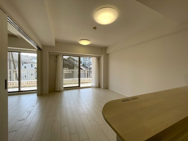 え？えっ？いきなりヨーロピアンな外観が出てくるアンバランス！ガチ住宅街なのに、ココだけ異国情緒ある治外法権！パスポートなしでお部屋にイン！な、【サンクタス横濱三ツ沢公園】リフォームの居間・リビング|リビングです