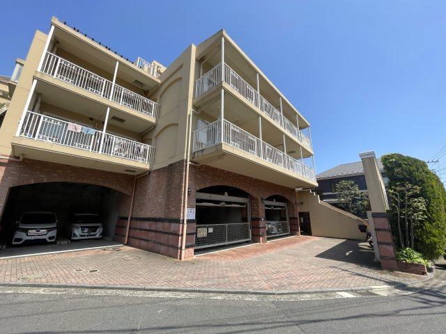 え？えっ？いきなりヨーロピアンな外観が出てくるアンバランス！ガチ住宅街なのに、ココだけ異国情緒ある治外法権！パスポートなしでお部屋にイン！な、【サンクタス横濱三ツ沢公園】リフォーム