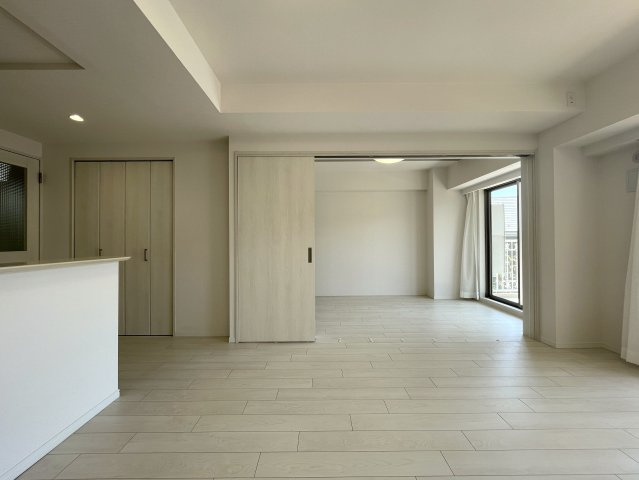 え？えっ？いきなりヨーロピアンな外観が出てくるアンバランス！ガチ住宅街なのに、ココだけ異国情緒ある治外法権！パスポートなしでお部屋にイン！な、【サンクタス横濱三ツ沢公園】リフォームの居間・リビング|おしゃれなリビングです