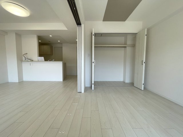 え？えっ？いきなりヨーロピアンな外観が出てくるアンバランス！ガチ住宅街なのに、ココだけ異国情緒ある治外法権！パスポートなしでお部屋にイン！な、【サンクタス横濱三ツ沢公園】リフォームの居間・リビング|使いやすいリビングです