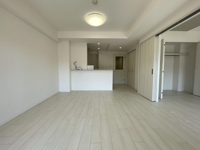 え？えっ？いきなりヨーロピアンな外観が出てくるアンバランス！ガチ住宅街なのに、ココだけ異国情緒ある治外法権！パスポートなしでお部屋にイン！な、【サンクタス横濱三ツ沢公園】リフォームの居間・リビング|ゆったりとした居間です