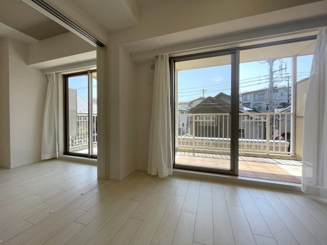 え？えっ？いきなりヨーロピアンな外観が出てくるアンバランス！ガチ住宅街なのに、ココだけ異国情緒ある治外法権！パスポートなしでお部屋にイン！な、【サンクタス横濱三ツ沢公園】リフォームの居間・リビング|おしゃれな居間です
