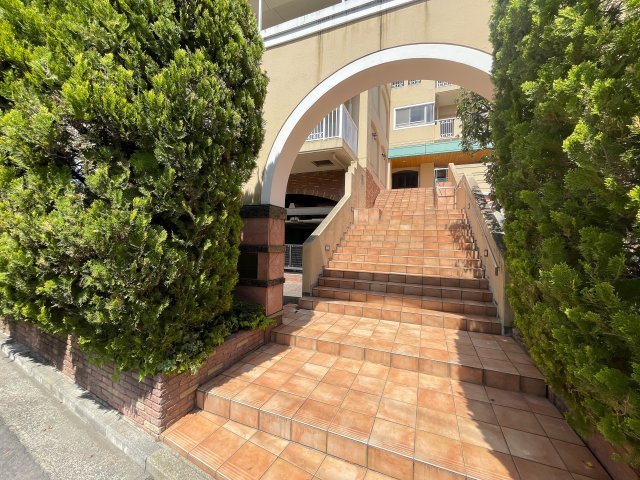 え？えっ？いきなりヨーロピアンな外観が出てくるアンバランス！ガチ住宅街なのに、ココだけ異国情緒ある治外法権！パスポートなしでお部屋にイン！な、【サンクタス横濱三ツ沢公園】リフォームの外観|外観です