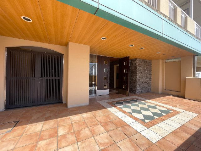 え？えっ？いきなりヨーロピアンな外観が出てくるアンバランス！ガチ住宅街なのに、ココだけ異国情緒ある治外法権！パスポートなしでお部屋にイン！な、【サンクタス横濱三ツ沢公園】リフォームのエントランス|毎日通るエントランスはこのようになっています