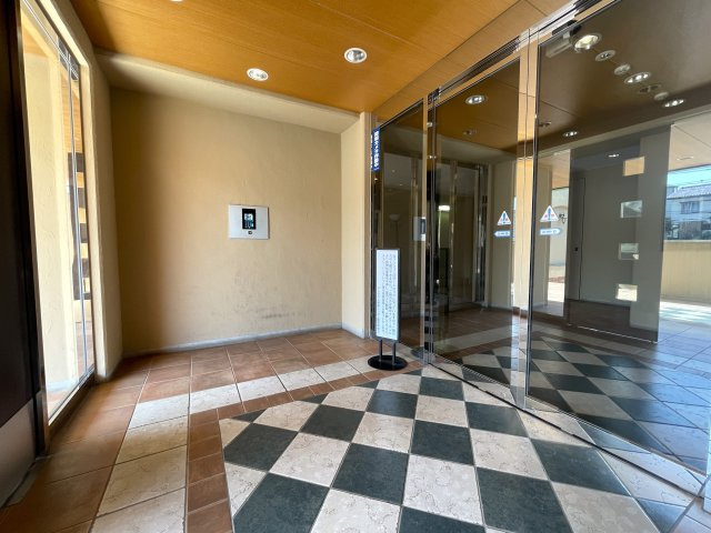 え？えっ？いきなりヨーロピアンな外観が出てくるアンバランス！ガチ住宅街なのに、ココだけ異国情緒ある治外法権！パスポートなしでお部屋にイン！な、【サンクタス横濱三ツ沢公園】リフォームのエントランス|毎日通るエントランスはこのようになっています