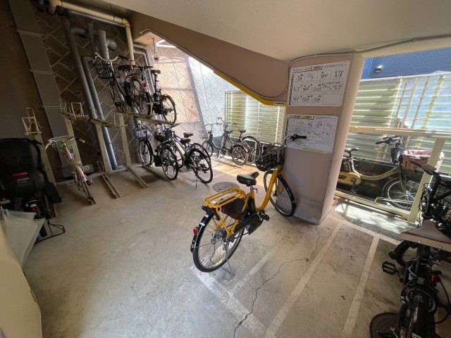 え？えっ？いきなりヨーロピアンな外観が出てくるアンバランス！ガチ住宅街なのに、ココだけ異国情緒ある治外法権！パスポートなしでお部屋にイン！な、【サンクタス横濱三ツ沢公園】リフォームの駐輪場