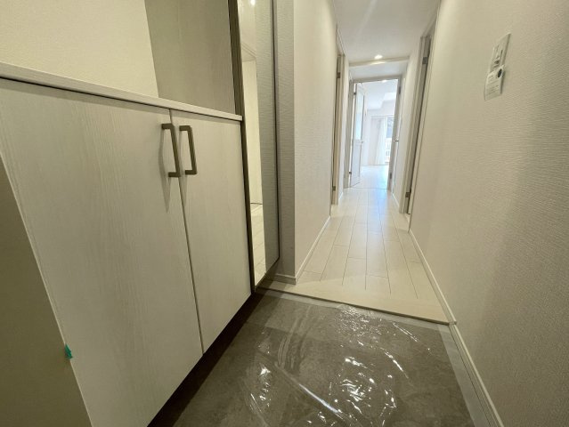 え？えっ？いきなりヨーロピアンな外観が出てくるアンバランス！ガチ住宅街なのに、ココだけ異国情緒ある治外法権！パスポートなしでお部屋にイン！な、【サンクタス横濱三ツ沢公園】リフォームの玄関|落ち着いた玄関です