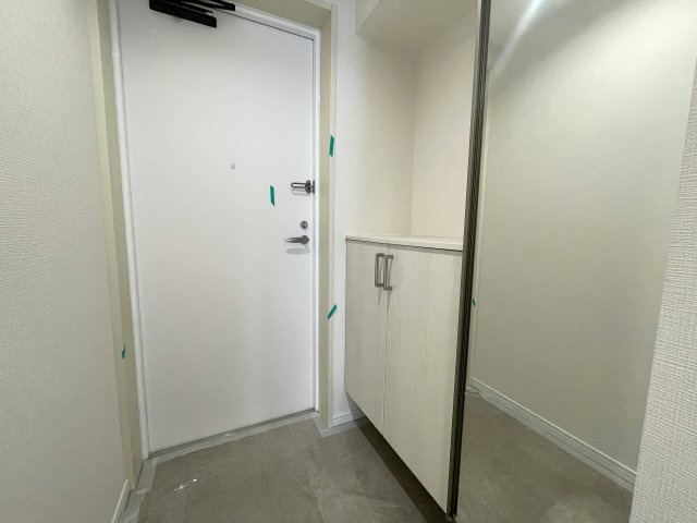 え？えっ？いきなりヨーロピアンな外観が出てくるアンバランス！ガチ住宅街なのに、ココだけ異国情緒ある治外法権！パスポートなしでお部屋にイン！な、【サンクタス横濱三ツ沢公園】リフォームの玄関|毎日通る玄関はこちらです