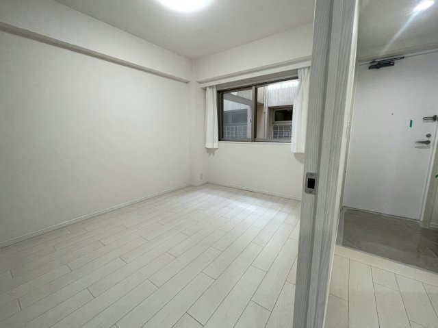 え？えっ？いきなりヨーロピアンな外観が出てくるアンバランス！ガチ住宅街なのに、ココだけ異国情緒ある治外法権！パスポートなしでお部屋にイン！な、【サンクタス横濱三ツ沢公園】リフォームの洋室|広々とした洋室です