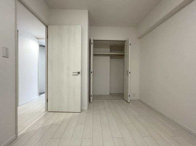 え？えっ？いきなりヨーロピアンな外観が出てくるアンバランス！ガチ住宅街なのに、ココだけ異国情緒ある治外法権！パスポートなしでお部屋にイン！な、【サンクタス横濱三ツ沢公園】リフォームの洋室|コンパクトで使いやすい洋室です