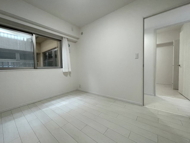 え？えっ？いきなりヨーロピアンな外観が出てくるアンバランス！ガチ住宅街なのに、ココだけ異国情緒ある治外法権！パスポートなしでお部屋にイン！な、【サンクタス横濱三ツ沢公園】リフォームの洋室|スタンダードな洋室です