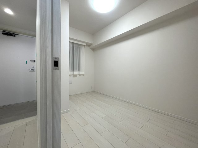 え？えっ？いきなりヨーロピアンな外観が出てくるアンバランス！ガチ住宅街なのに、ココだけ異国情緒ある治外法権！パスポートなしでお部屋にイン！な、【サンクタス横濱三ツ沢公園】リフォームの収納|納戸です。