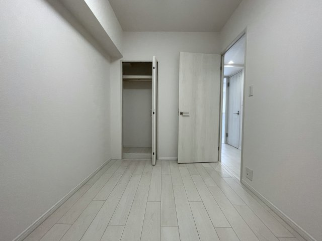 え？えっ？いきなりヨーロピアンな外観が出てくるアンバランス！ガチ住宅街なのに、ココだけ異国情緒ある治外法権！パスポートなしでお部屋にイン！な、【サンクタス横濱三ツ沢公園】リフォームの収納|納戸です。