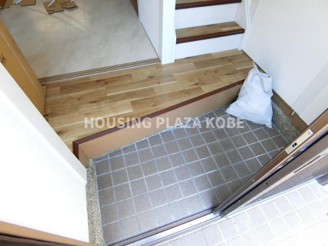 関守町２丁目貸家の玄関|南向きの明るい玄関です。