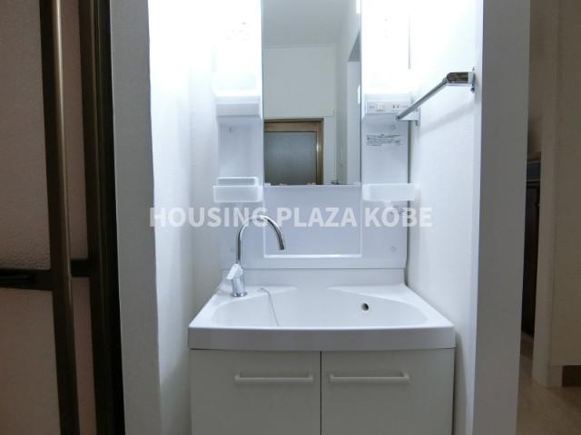 関守町２丁目貸家の洗面所|洗面化粧台はコンパクトサイズでつかいやすいです。