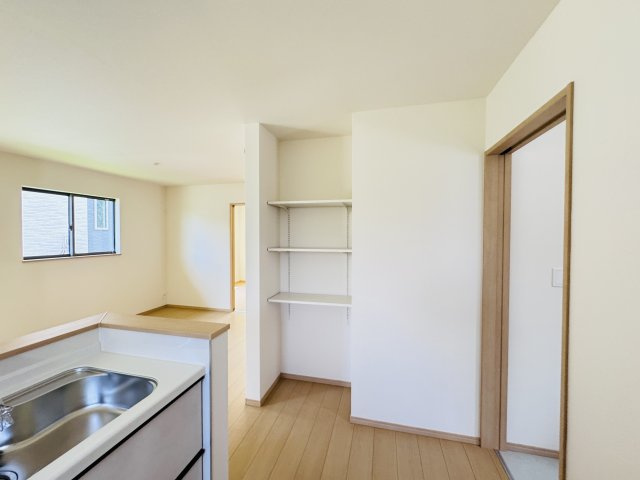 柏市戸張新築戸建のキッチン|キッチン横・収納スペース