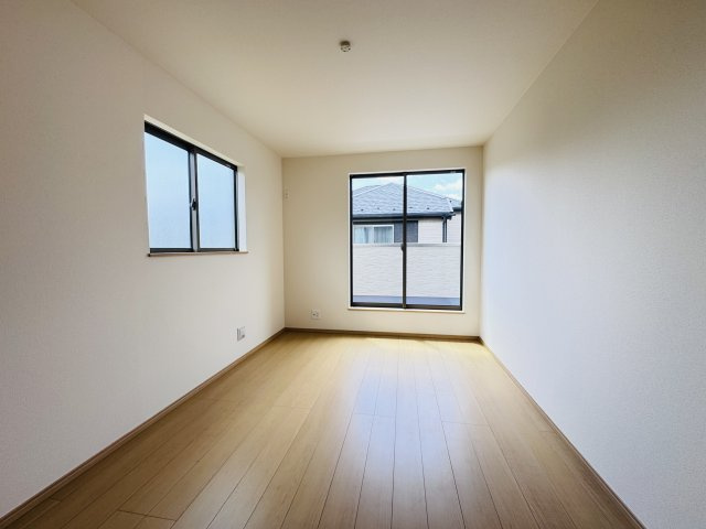 柏市戸張新築戸建の寝室|7.87帖寝室・南側バルコニー前の明るいお部屋です♪