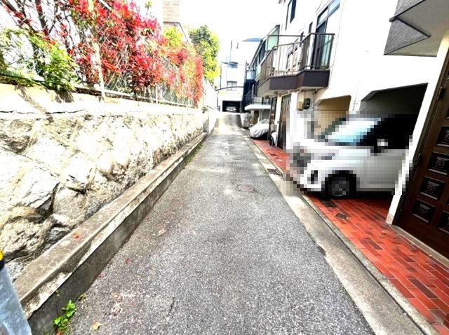 西宮市満池谷町の前面道路含む現地写真|各方面アクセスがいい住居は日々の生活を助けてくれますね。
