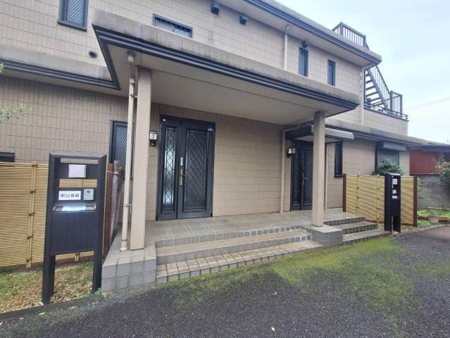 小島町二丁目貸家のエントランス|玄関２か所