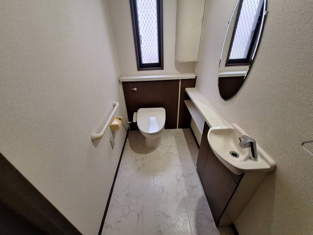 小島町二丁目貸家のトイレ