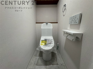 温水洗浄便座付トイレは温水洗浄機能により、暖かい水でおしりを洗浄することができ、冷たい水を使う従来の便座に比べ、温水洗浄機能で暖かいトイレを提供し、快適な使用を可能にします。
