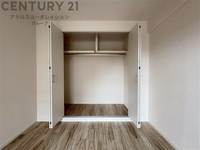 衣類やアクセサリー、小物類の収納が便利で整理整頓がしやすく、部屋の美観を保ちつつ、スペースを最大限に活用できます。衣服のしわやダメージを防ぎ、長持ちさせることができます。
