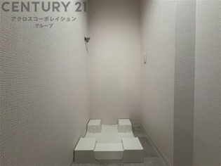 洗濯物の仕分け作業がしやすく、整理整頓が容易になります。洗濯音や湿気を他の部屋に持ち込まず、生活環境を快適に保ちます。上部を活用すれば収納スペースを確保でき洗剤や洗濯用品の整理もしやすくなります。
