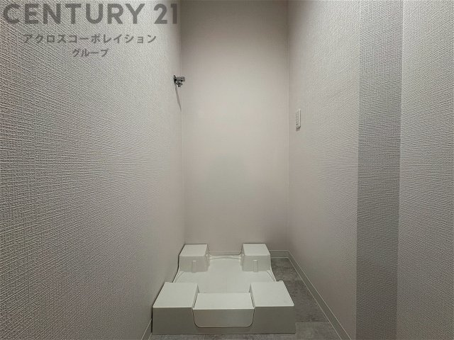 洗濯物の仕分け作業がしやすく、整理整頓が容易になります。洗濯音や湿気を他の部屋に持ち込まず、生活環境を快適に保ちます。上部を活用すれば収納スペースを確保でき洗剤や洗濯用品の整理もしやすくなります。
