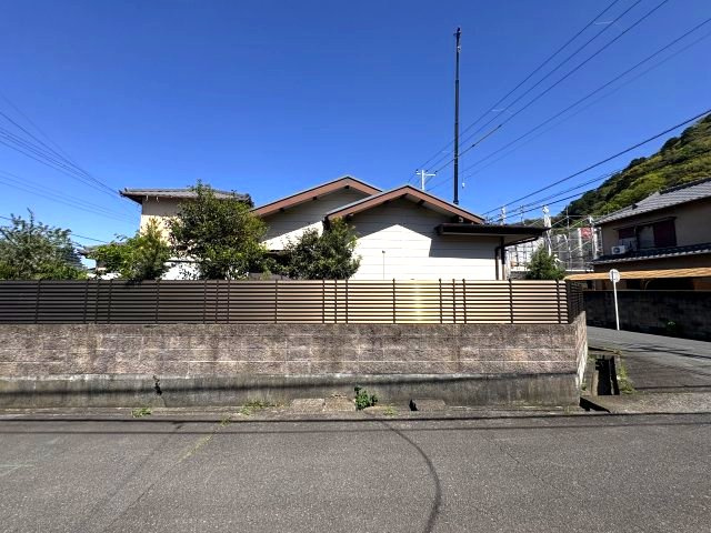 売土地　沼津市中原町の外観|解体更地渡しです。（現在平屋があり、リフォーム次第でそのまま居住用としてご利用いただけます。）