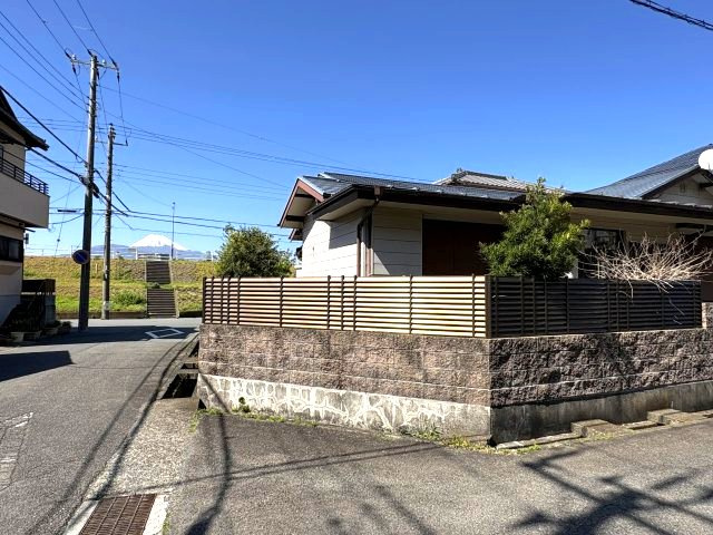 売土地　沼津市中原町の前面道路含む現地写真|角地ですので隣の建物に囲まれにくく、風も抜けやすいのが大きな魅力です。