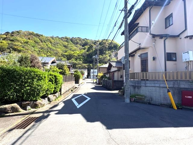 売土地　沼津市中原町の前面道路含む現地写真|南面道路からは香貫山へのアクセス良好！ちょっとしたハイキングにピッタリです。