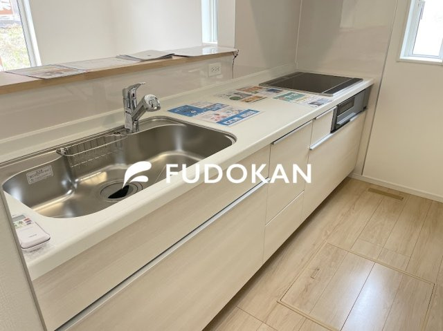山形市松波第4【新築建売】のキッチン|広々ワイドなキッチンは料理がしやすく快適です。