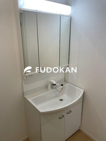 山形市松波第4【新築建売】の内観：施工例|三面鏡の洗面台は、スタイリッシュなだけでなく収納力もあります。
