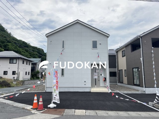 山形市松波第4【新築建売】の駐車場|駐車場も広々ですね！アスファルト施工済みです。