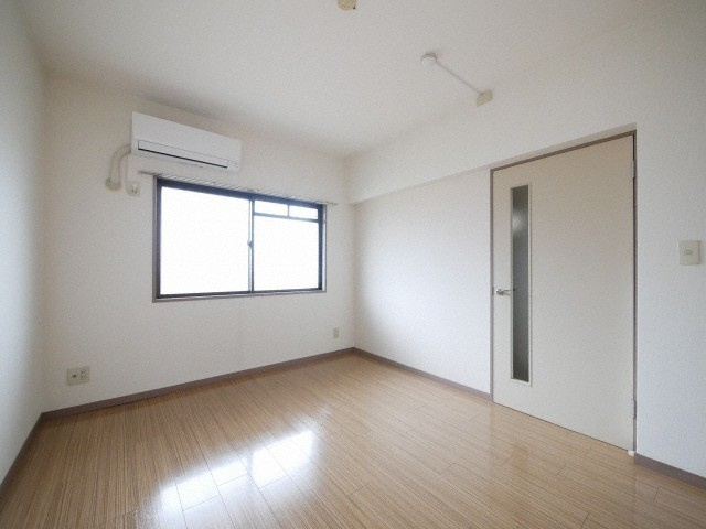 ピエモンテ二日市の洋室