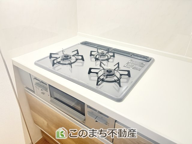 いろどりアイタウン日光市瀬尾22-P3のキッチン|三ツ口コンロ採用で、同時調理もスムーズ◎！お料理を並べられるカウンター付きで、配膳・片付けをサポート！リビングで過ごすご家族とコミュニケーションを楽しみながら作業可能です♪