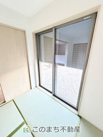 いろどりアイタウン日光市瀬尾22-P3の設備|防犯性と断熱性に優れたシャッター雨戸を備えており、台風時や長期不在時にも安心。室内からそのまま外へ出られる便利な動線も魅力です。
