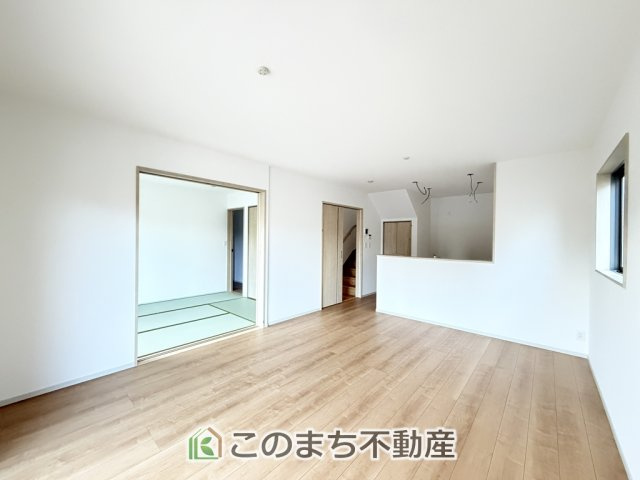 いろどりアイタウン日光市瀬尾22-P3の居間・リビング|開放感のある広々としたリビング☆家族みんなでゆったりくつろげます♪
南側から暖かな日差しが差し込みます♪キッチンからリビングの様子がよく見渡せます☆
