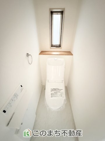 いろどりアイタウン日光市瀬尾22-P3のトイレ|小窓から換気ができて清潔なトイレスペース☆